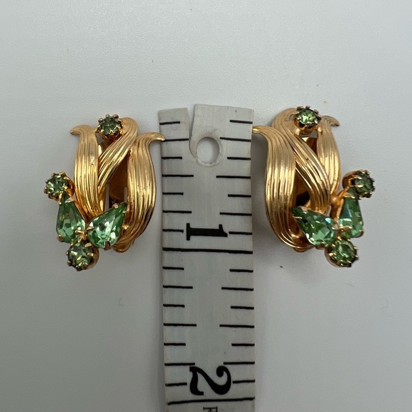 VINTAGE EARRINGS Gold Tone Green Crystal COLLECTIBLE COSTUME JEWELRY CLIP ON - Picture 4 of 13